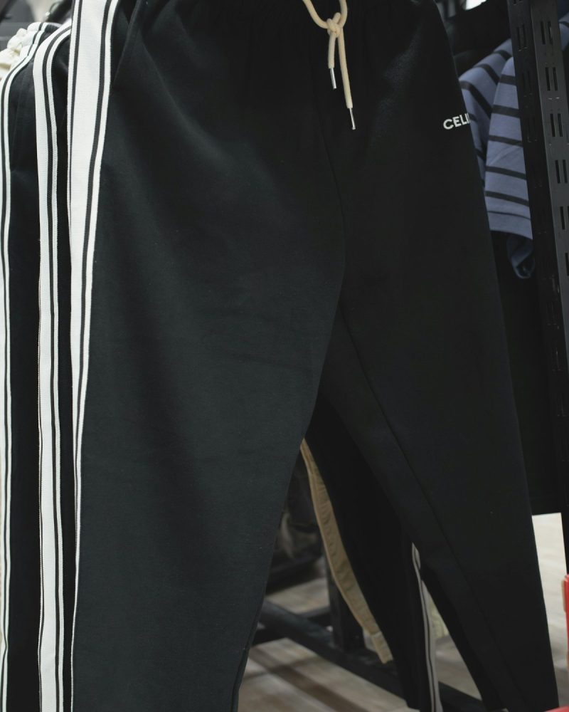 adidas pantallona sportive të zeza me vija 90s
