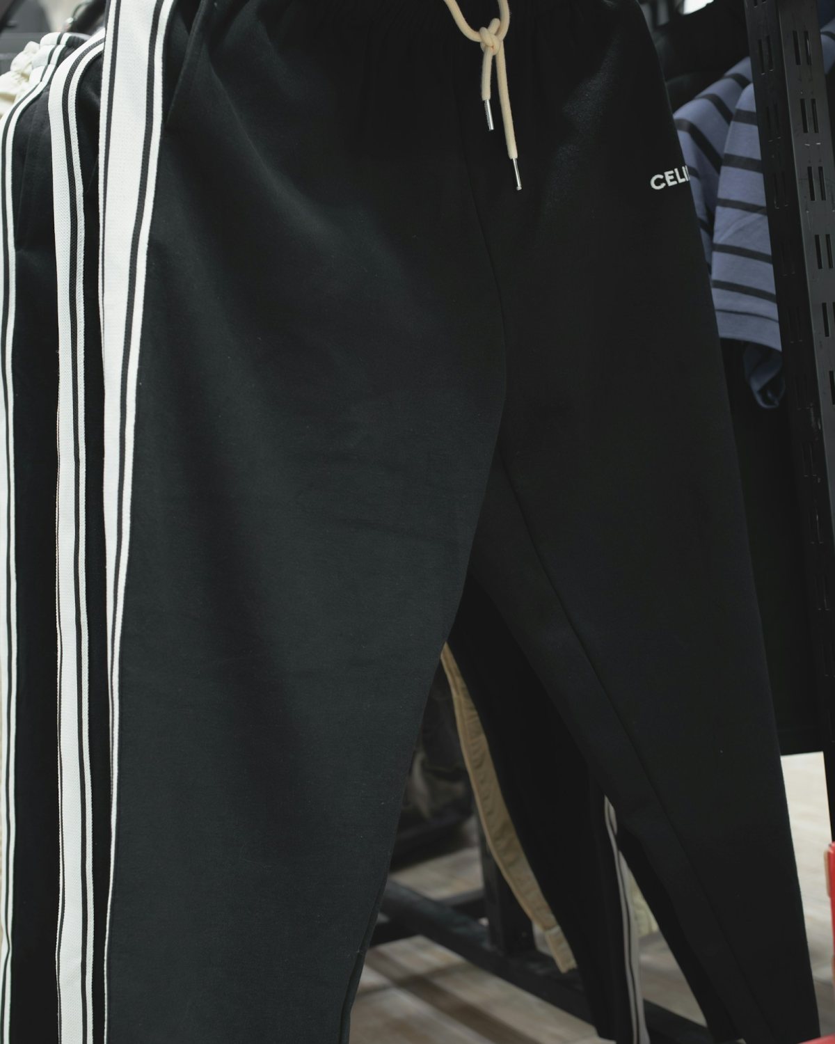 adidas pantallona sportive të zeza me vija 90s