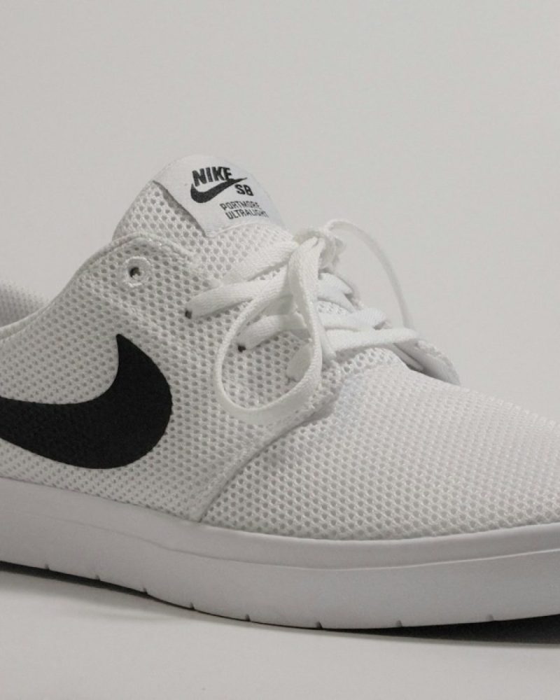 Nike Court Royale bardhë-zi Y2K